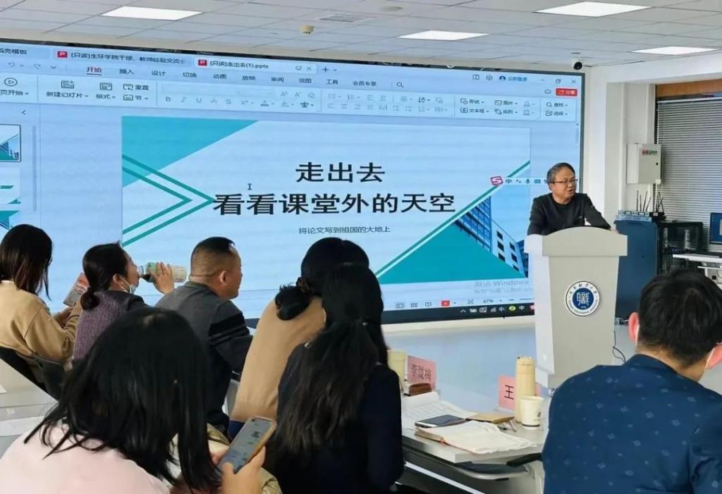 小学生がおしっこをする